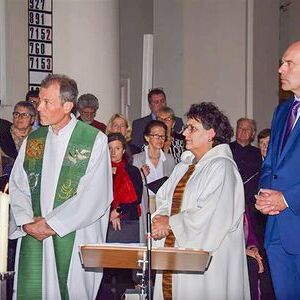V. l.: Pfarrer Martin Füreder, Pastoralvorständin Monika Weilguni und Verwaltungsvorstand Andreas Janschek wurden in der Pfarrkirche Linz-Hl. Familie von Bischof Manfred Scheuer feierlich in ihr Amt eingeführt.