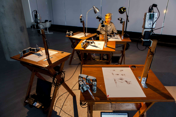 5 Robots named Paul / Patrick Tresset (FR/UK). Foto: Tommo. © Ars Electronica/flickr.com/CC BY-NC-ND 2.0