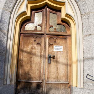 Kircheneingangstür, angefertigt von Erwin Kremsleitners Großvater 