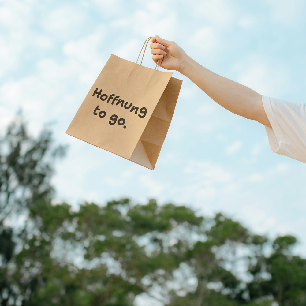 Papiertasche mit „Hoffnung to go“-Schriftzug