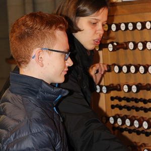 ... und schon sitzt einer an der Orgel...
