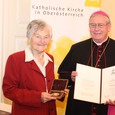 Dr.in Wilma Immler wurde 2009 mit de Florianmedaille der Diözese Linz ausgezeichnet, überreicht von Bischof em. Dr. Ludwig Schwarz / © Diözese Linz Dr.in Wilma Immler wurde 2009 mit der Florianmedaille der Diözese Linz ausgezeichnet, überreicht von Bischof em. Dr. Ludwig Schwarz