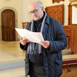 Direktor Wolfgang Kreuzhuber schaut noch mal auf den Zeitplan.