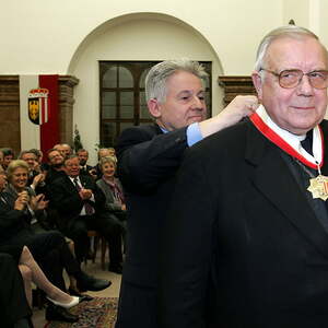 Verleihung des Großen Goldenen Ehrenzeichens des Landes OÖ durch LH Dr. Josef Pühringer (30.11.2005)