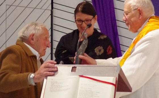 Der Initiator der Gedenkfeier, Leo Watzinger (l.), wurde von Bischof em. Aichern (r.) geehrt.