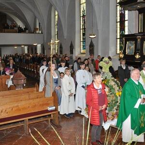 Auszug aus der Kirche, jetzt geht es ins Musikheim