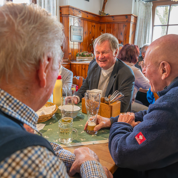 Schoelli-Begegnung mit Kesselheise / Foto Haijes Visitation Dekanat WindischgarstenBegegnungen im Wirtshaus Schöllhuber in Kirchdorf an der Krems bei Kesselheisser