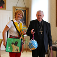 Hildegard Pesendorfer von Jugend Eine Welt Oberösterreich überreicht Bischof Ludwig Schwarz einen fairen Fußball. Foto: Diözese Linz/Appenzeller