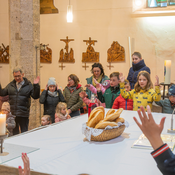 Am Nachmittag des Gründonnerstags fand eine Abendmahlfeier für Kinder in der Pfarrkirche statt.