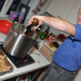 Aufgekocht in St. Marien / Thomas Markowetz Für das Personal der Kindergärten, Krabbelstuben und Horte der Gemeinde St. Marien kochten vier Männer der Katholischen Männerbewegung (KMB) unter der Leitung von Klaus Eichinger.