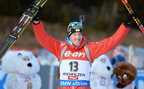 Dominik Landertinger bei der Verfolgung am 12. Dezember 2015 in Hochfilzen