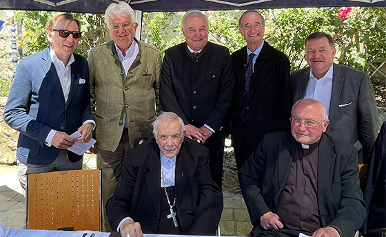 V. l.: Christian Buchmann, Robert Holzmann, Werner Schützenhöfer, Christoph Leitl, LR Werner Amon, Bischof em. Maximilian Aichern und Abt P. Benedikt Plank