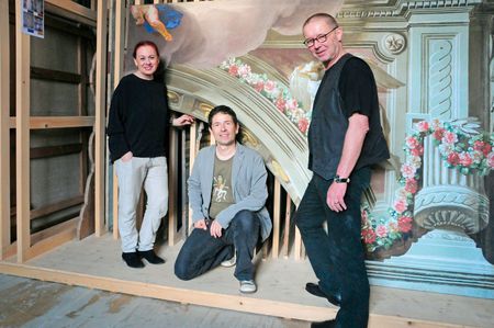 V. l.: Ulrike Mödlagl, Bernhard Schmalzel und Werner Freihofner vom Projektteam Garstner Triptychon mit einem Teil des Ostergrabes. / Foto: Berthold Heindl
