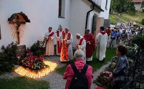 Neben den zwei J?gerst?tter-T?chtern, weiteren Verwandten und Pfarrangeh?rigen nahmen die internationalen Pilger:innen an der Messfeier teil, die mit der traditionellen Lichterprozession zur Grabst?tte von Franz und Franziska J?gerst?tter abgeschloss