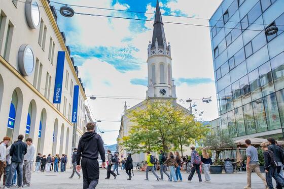 Am Martin-Luther-Platz begegneten sich viele Schüler:innen-Gruppen.