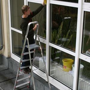 Tag des Dienens: Selbst vor der Kälte draußen scheute man sich nicht.