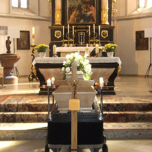 Sarg in der Kirche