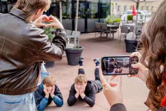 Am OK-Platz durften die Schüler:innen Standbilder von Interaktionen im Klassenraum nachstellen und mit dem Smartphone fotografieren.