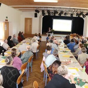Über 100 Vertreter:innen aus den 10 Pfarren und pastoralen Orten des Dekanates Grein waren ins Pfarrheim St. Georgen am Walde gekommen, um sich über den Prozess der Pfarrwerdung zu informieren und erste Schritte zum neuen Miteinander zu setzen.