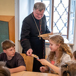 Als Dankeschön überreicht Bischof Manfred Scheuer den Ministrant:innen kleine Kreuze aus Olivenholz.