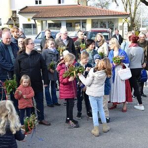 Palmweihe vor dem Pfarrheim