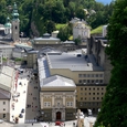 Salzburg Festspielhauskomplex vom Mönchsberg © Wikipedia CC BY 3.0 AndreasPraefcke 