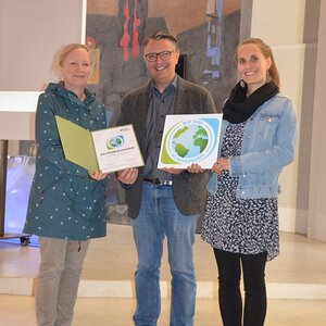 Überreichung der Klimabündnistafel, Ulrike Singer (Klimabündnis OÖ), Michael  Haderer (Schulleiter), Katharina Kreindl (Schulentwicklungsgruppe Nachhaltigkeit)