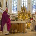Altarsegnung Stadtpfarrkirche Traun / Michael Kraml Bischof Dr. Ludwig Schwarz segnet den neu gestalteten Altar in der Stadtpfarrkirche Traun
